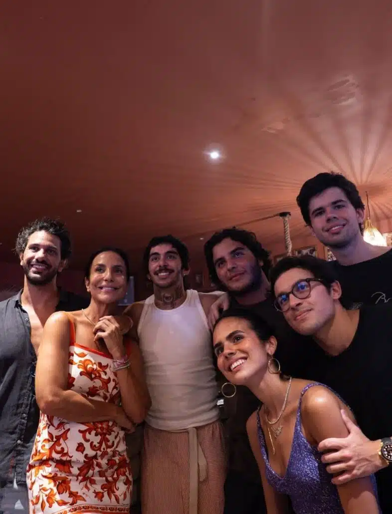 Ivete Sangalo posa com namorado e Marcelo
