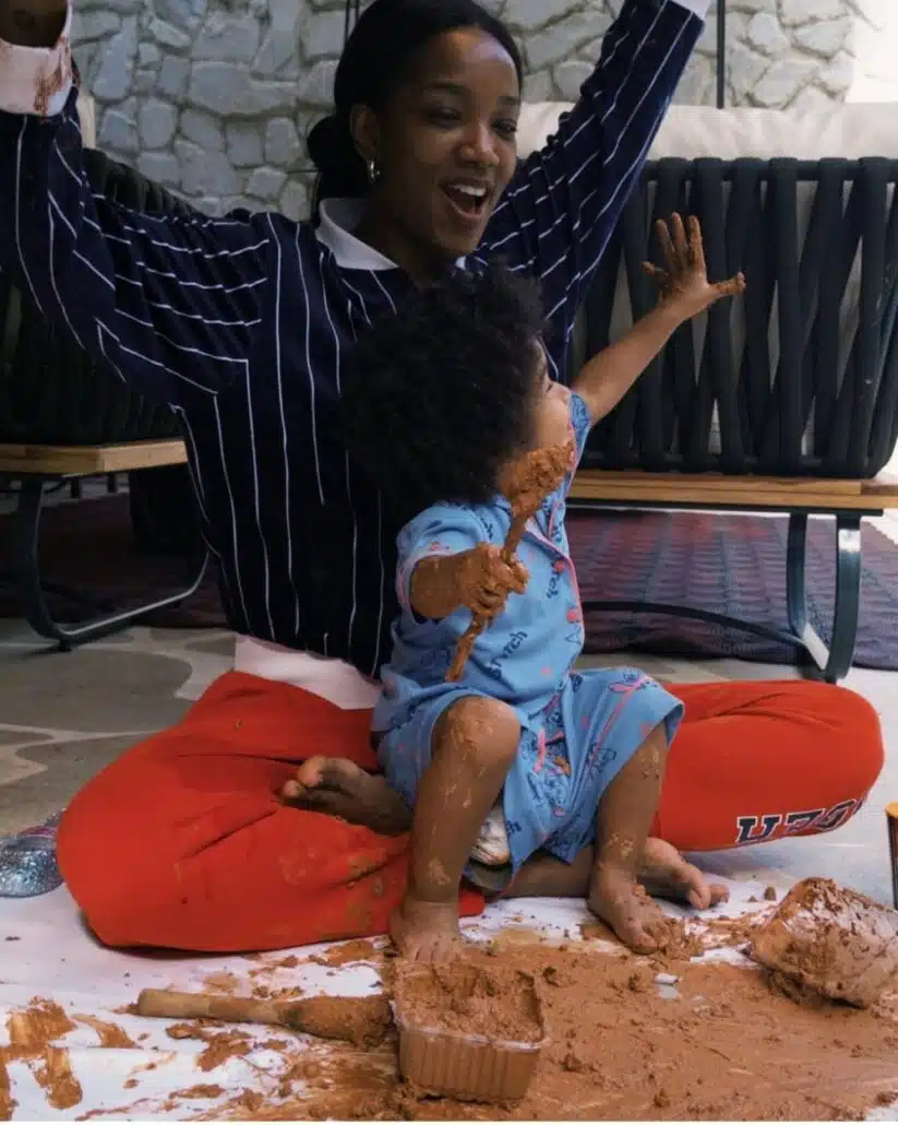 Iza posa com a filha, Nala