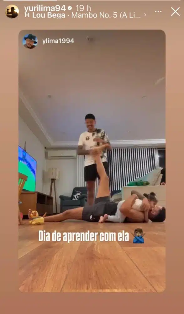 A bebê de Iza se diverte com o pai o tio gêmeo