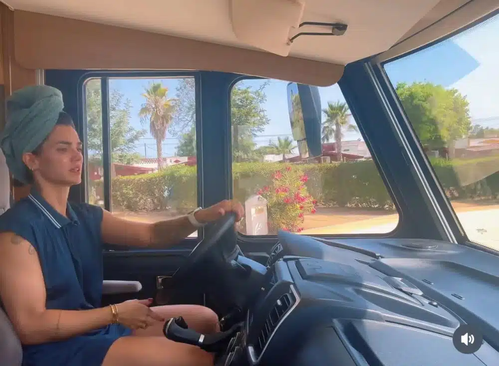 Kelly Key surge dirigindo motorhome em Portugal