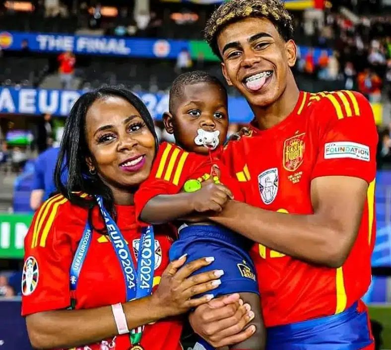 Lamine Yamal junto com o seu irmãozinho Kenye e sua mãe
