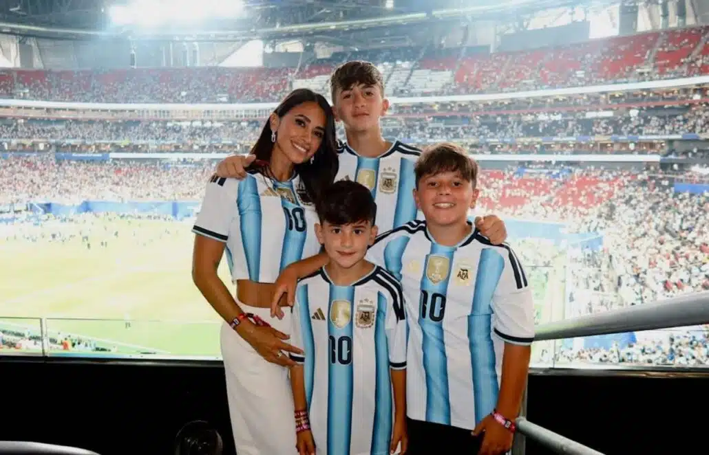 Antonela Roccuzzo, esposa de Messi, mostra os filhos no estádio