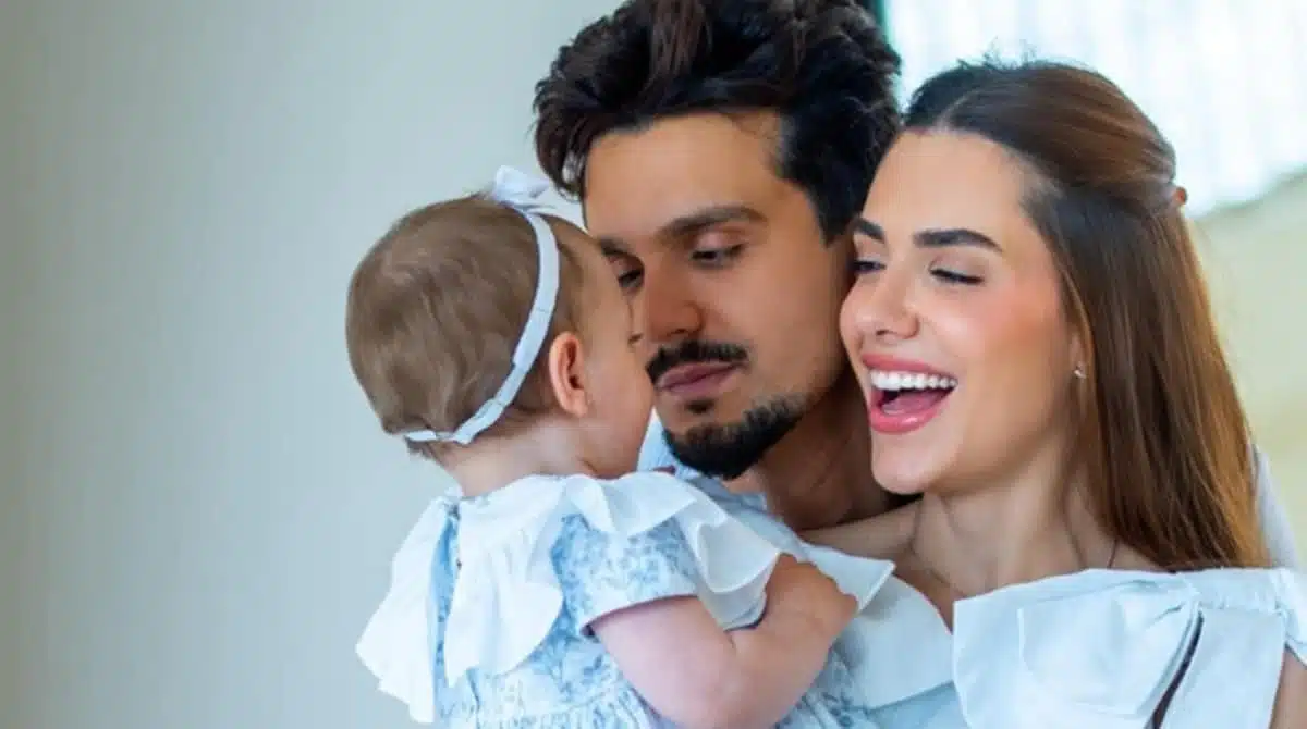 Luan Santana e Jade mostram a filha e dizem com quem ela parece