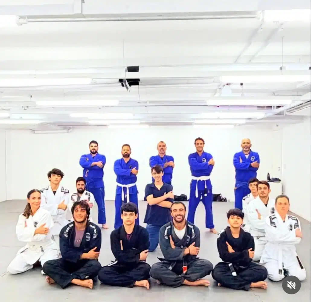 Marcelo Sangalo posa com os pais em aula de jiu-jitsu