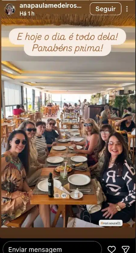Monique Medeiros durante uma comemoração