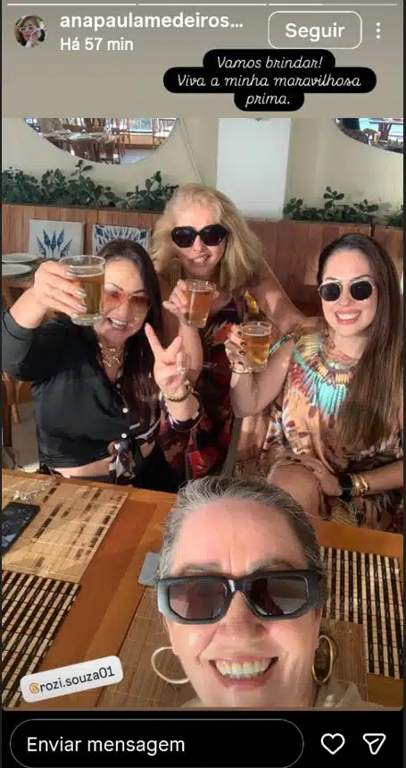 Monique Medeiros celebrando com familiares