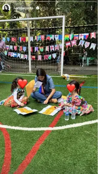 Nanda Costa surge se divertindo com as filhas gêmeas em festa da escola delas