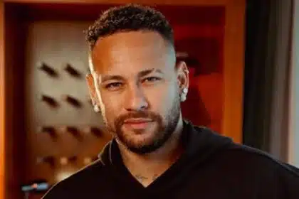 Neymar surge brinca com as filhas em piscina de bolinhas após retorno da Copa