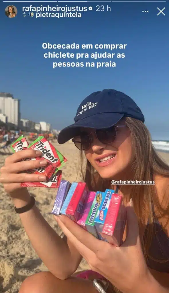 Rafaella Justus posa na praia e diz como ajuda as pessoas