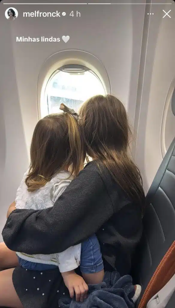 Mel mostra filhas com Rodrigo Santoro no avião