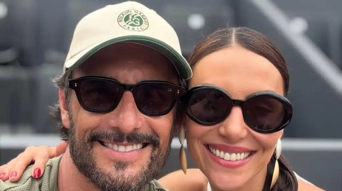 Filhas de Rodrigo Santoro posam juntas em avião