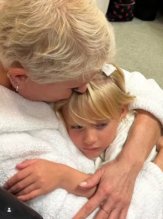 Xuxa Meneghel recebe carinho da afilhada antes da estreia de seu show e encanta