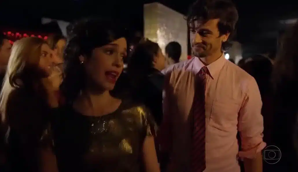 Ator Marco Furlan com a atriz Maria Flor na gravação da série "Aline"