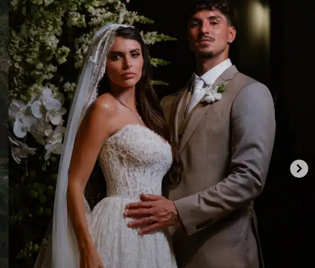 Gabriel Medina e Isabella Arantes revelaram a gravidez no casamento