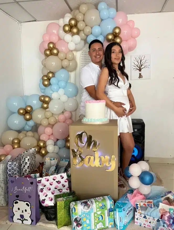María Potosí junto com o marido no chá revelação