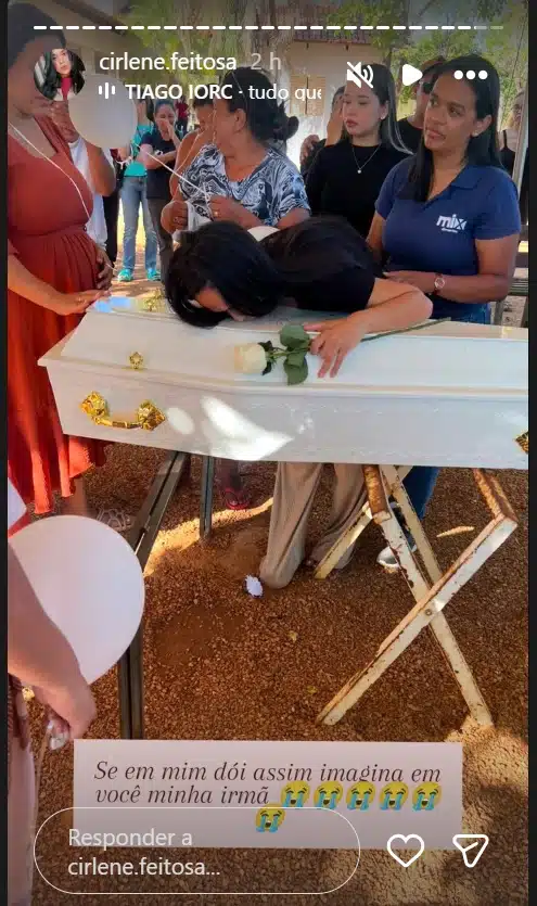 A mãe do menino Gustavo Veloso Feitosa se despedindo do filho