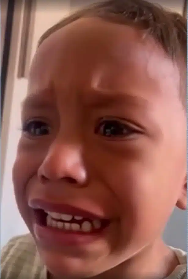 O menino Gustavo Veloso Feitosa pedindo para não ir até a casa do seu pai