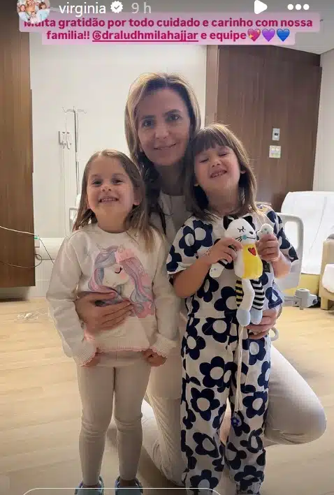 Virgínia Fonseca mostrando as filhas com a médica que lhes operou