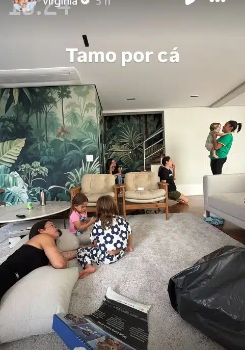 Virgínia Fonseca com seus filhos no apartamento de São Paulo