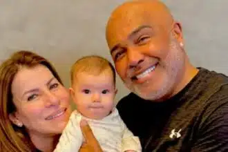 Rick com a esposa e a neta bebê, família explicou uma decisão