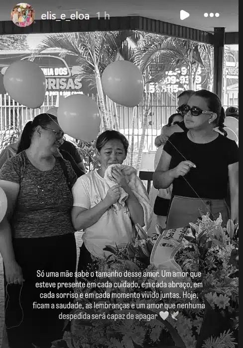 Mãe das gêmeas dando o adeus para a filha Elis