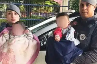 Casal de bebês gêmeos após terem sido resgatados