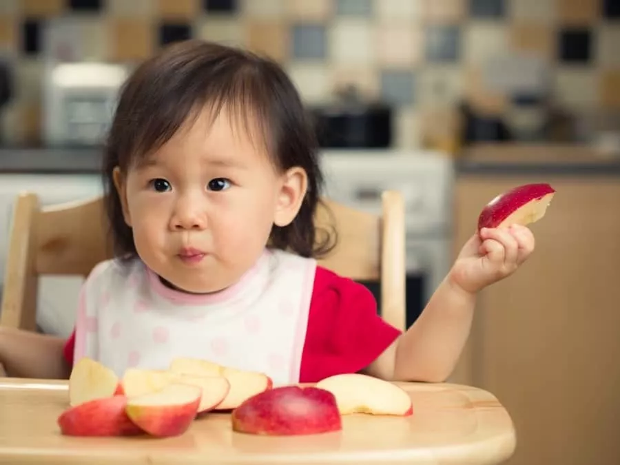 Saiba quais frutas o bebê pode comer e os benefícios das maçãs 
