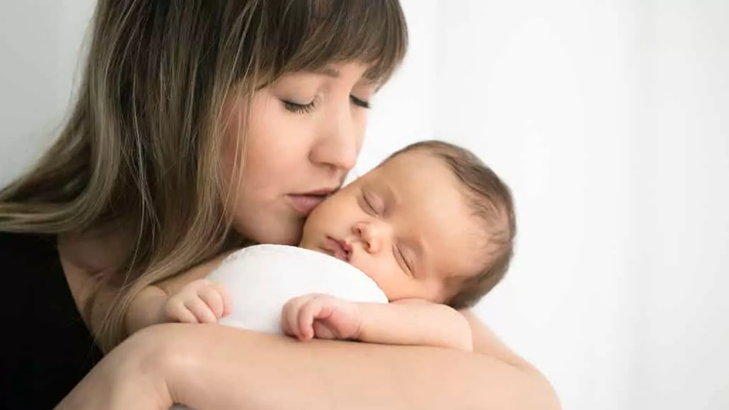 Beijinho bom da mamãe no bebê
