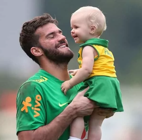 O goleiro Alisson com a sua filha Helena durante os treinos da seleção brasileira