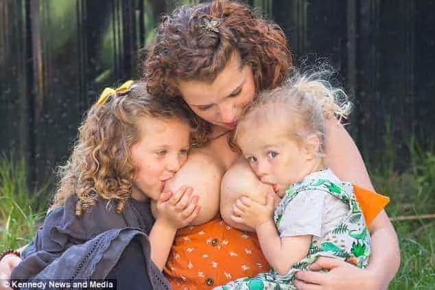 Nessa foto Emma está amamentando suas duas filhas