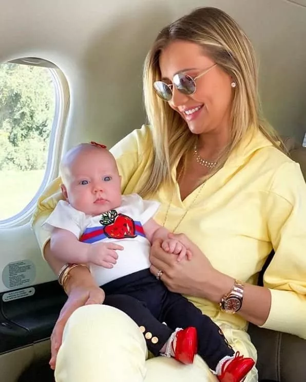 Ana Paula Siebert com sua filha no avião particular