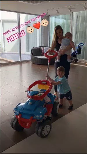 Andressa Suita brincando com os filhos 