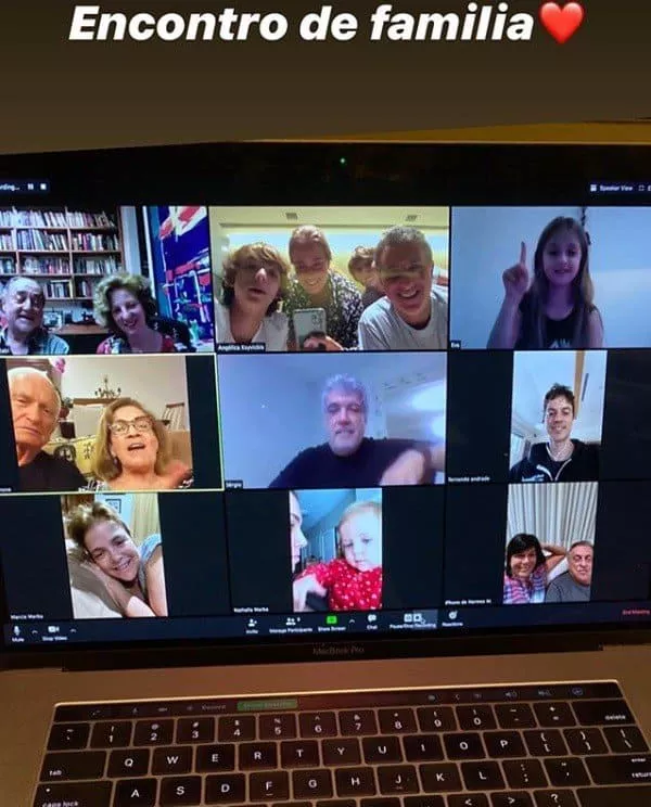 Angélica mostrando o encontro virtual da família