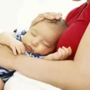 Confira armadilhas na hora de colocar o bebê para dormir