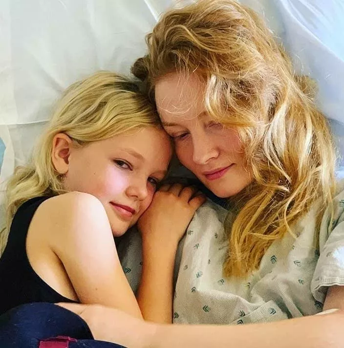 Esposa do ator James Van Der Beek sendo apoiada no hospital