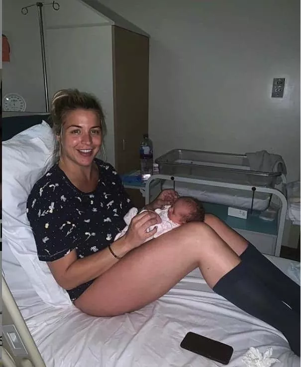 A atriz com sua bebê depois do parto