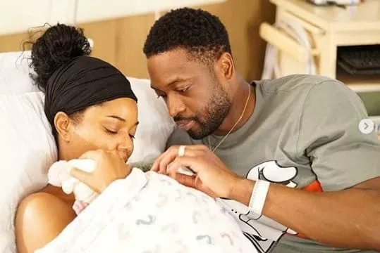 Gabrielle Union com sua bebê e o marido