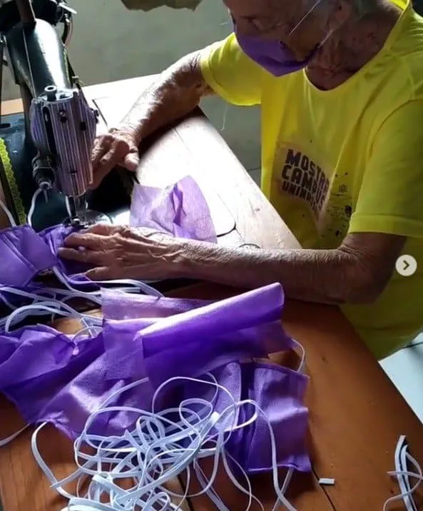 Avó costurando máscaras para seus vizinhos idosos