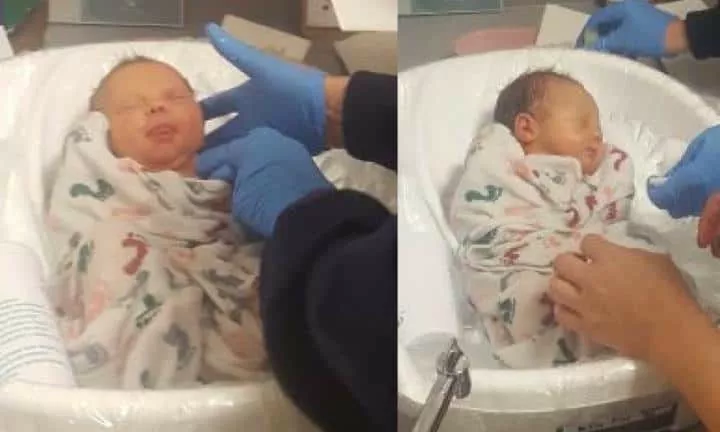 A novidade no banho no recém-nascido é deixar o bebê enroladinho em um cueiro 