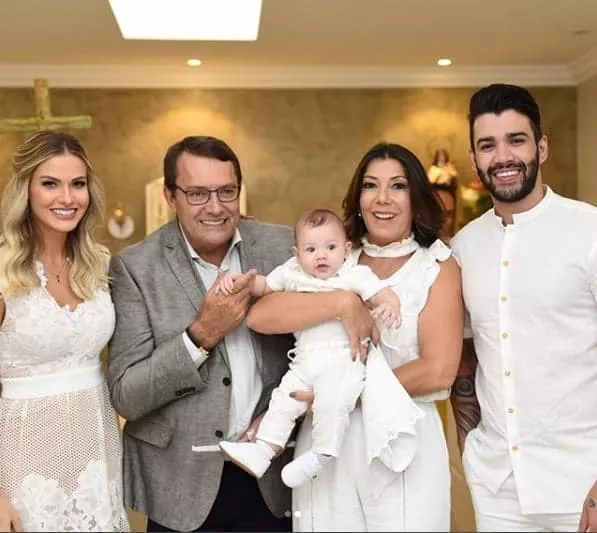 Pedro Lourenço, 62 anos, e Val Fernandes, 49, foram os padrinhos de batismo