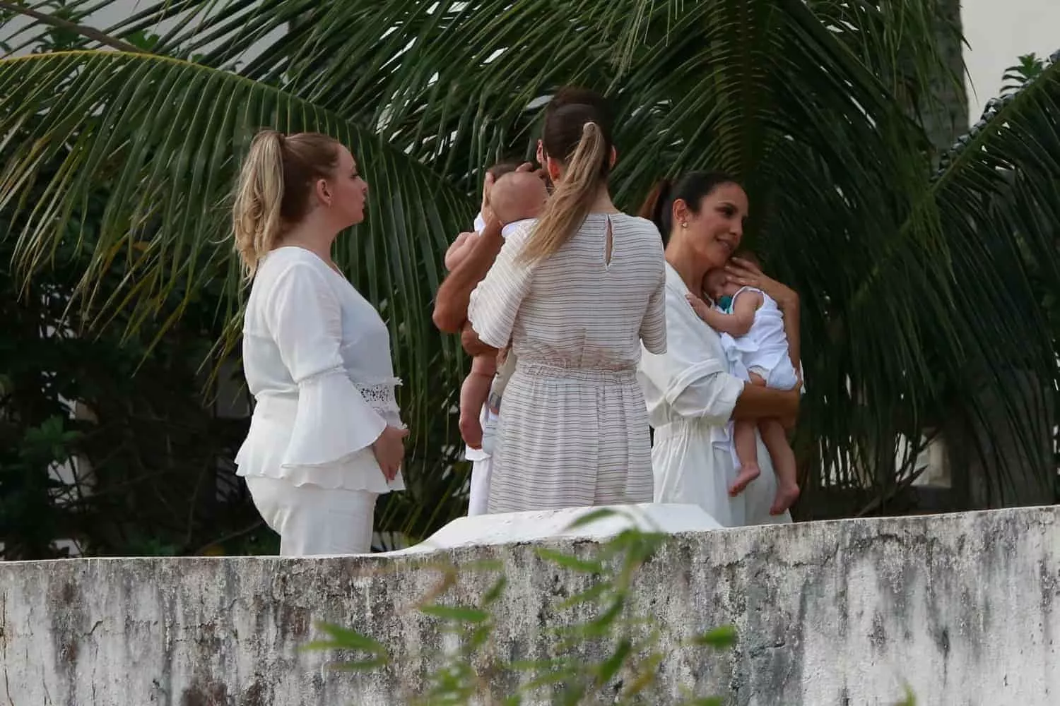 A cantora Ivete Sangalo esperando para começar o batizado de suas filhas gêmeas