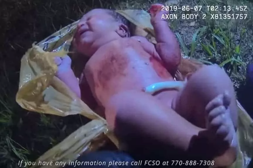 Bebê recém-nascida é achada dentro de sacola plástica