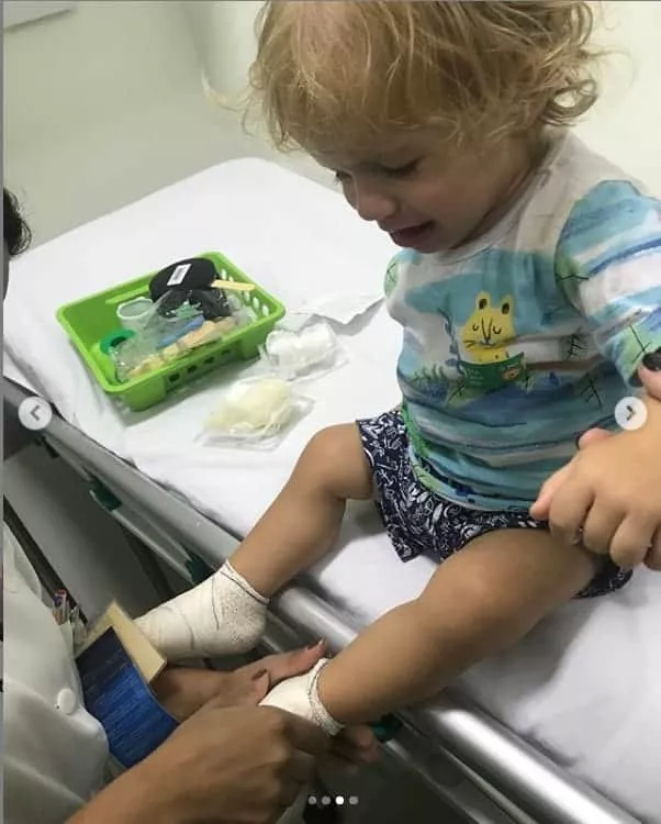 Filho da atriz Maíra Charken sendo atendido no hospital