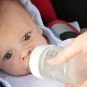 Confira quais tipos de líquidos são indicados para o bebê que passou dos 6 meses