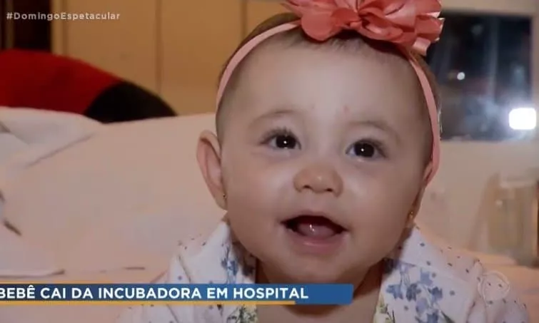 Bebê depois de cair da incubadora