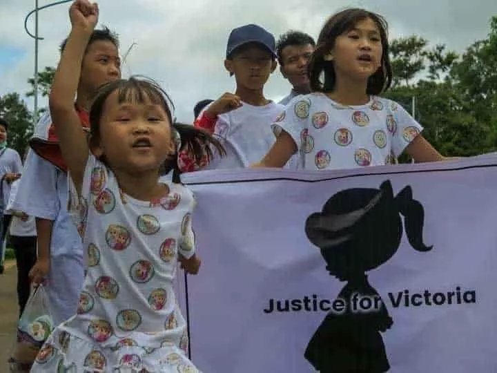 Crianças protestando em apoio a bebê de dois anos que foi estuprada