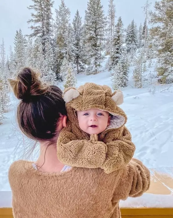 Famosa e seu bebê antes de saber que ele está passando fome