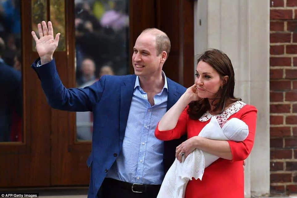 Publicação da duquesa Kate Middleton saindo da maternidade com o príncipe William