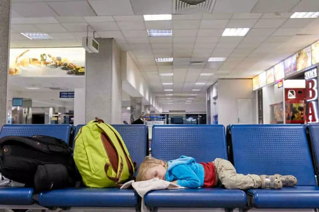 Avião retorna ao aeroporto após a mãe ter esquecido seu bebê