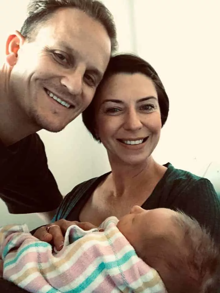 Mat e Denise com seu menino Julian após o parto